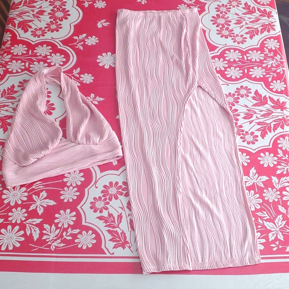 3/$25 Groovy patterned halter top and skirt set sz xs